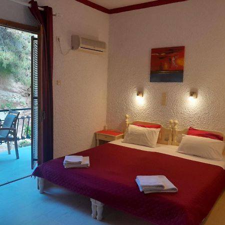 Artemis Rooms Agia Marina  Exterior photo