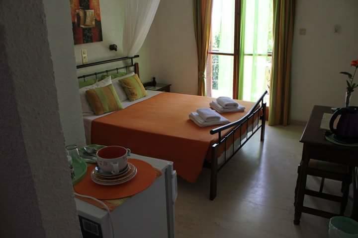 Artemis Rooms Agia Marina  Exterior photo